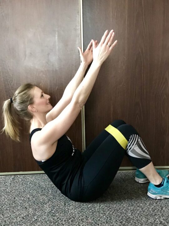 This Full Body Core Resistance Loop Workout will give you a full body burn with five simple moves! #fullbodyworkout #workout #minibandworkout #resistanceloop