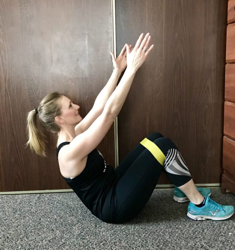 This Full Body Core Resistance Loop Workout will give you a full body burn with five simple moves! #fullbodyworkout #workout #minibandworkout #resistanceloop