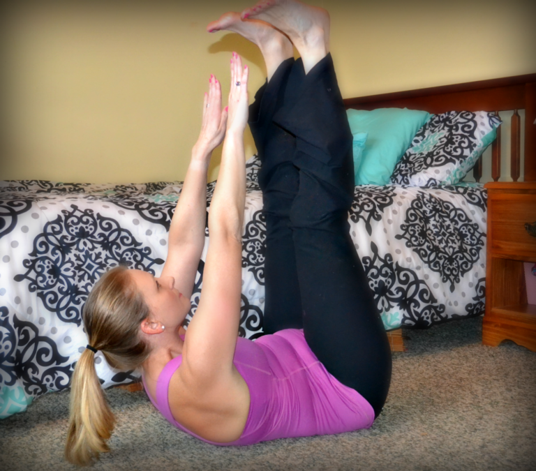 This effective core workout that will leave your core burning. Complete this bedtime core workout in the comfort of your very own bed with no equipment, so there’s no excuse to skip out on this laid-back routine. #coreworkout #strength #fitness #workout
